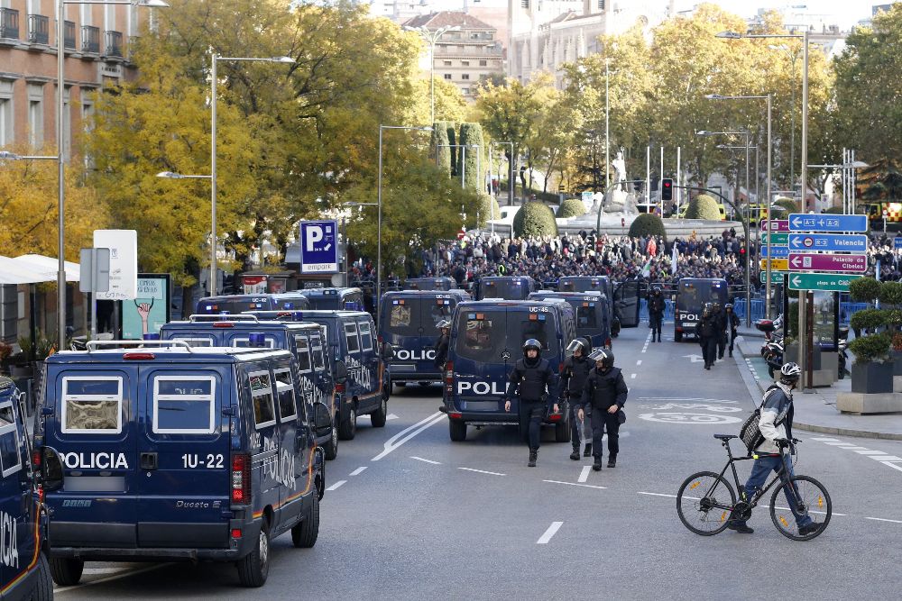 Efectivos del cuerpo de Policía en la carrera de San Jerónimo, controlan la manifestación de los taxistas.