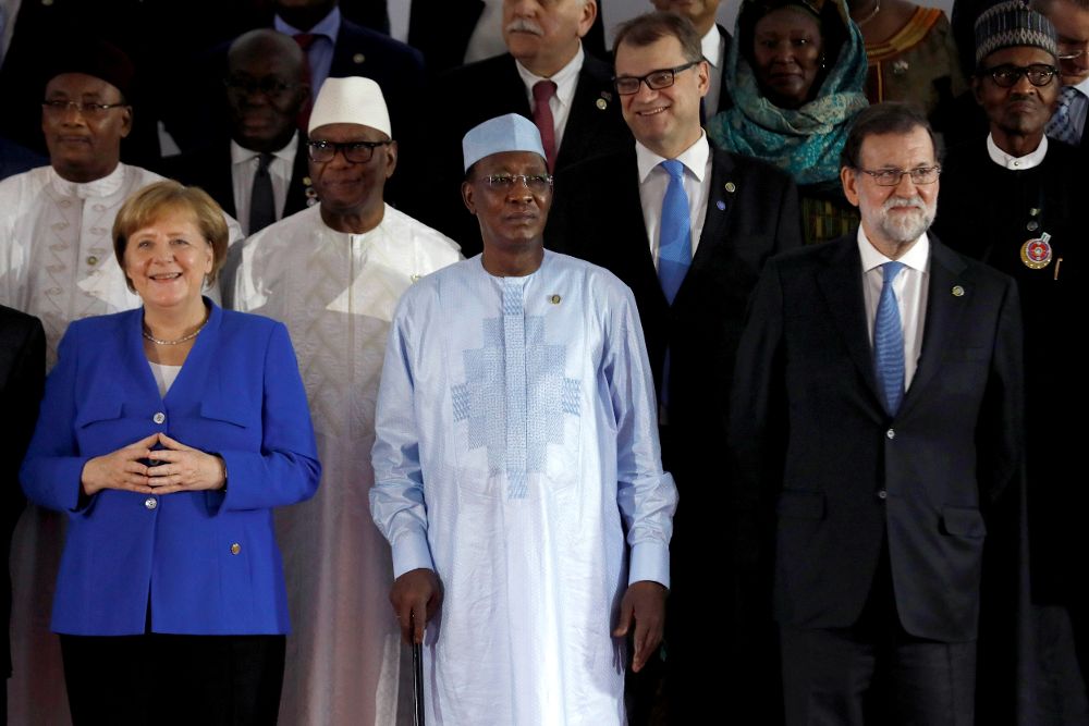 La canciller alemana, Angela Merkel, y el presidente del Gobierno, Mariano Rajoy (d), entre otros, durante la foto de familia de los asistentes a la V cumbre Unión Africana-Unión Europea.