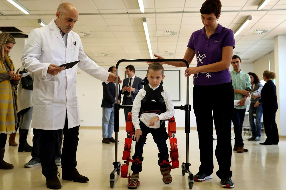 Jens, usando el primer exoesqueleto pediátrico portable del mundo.