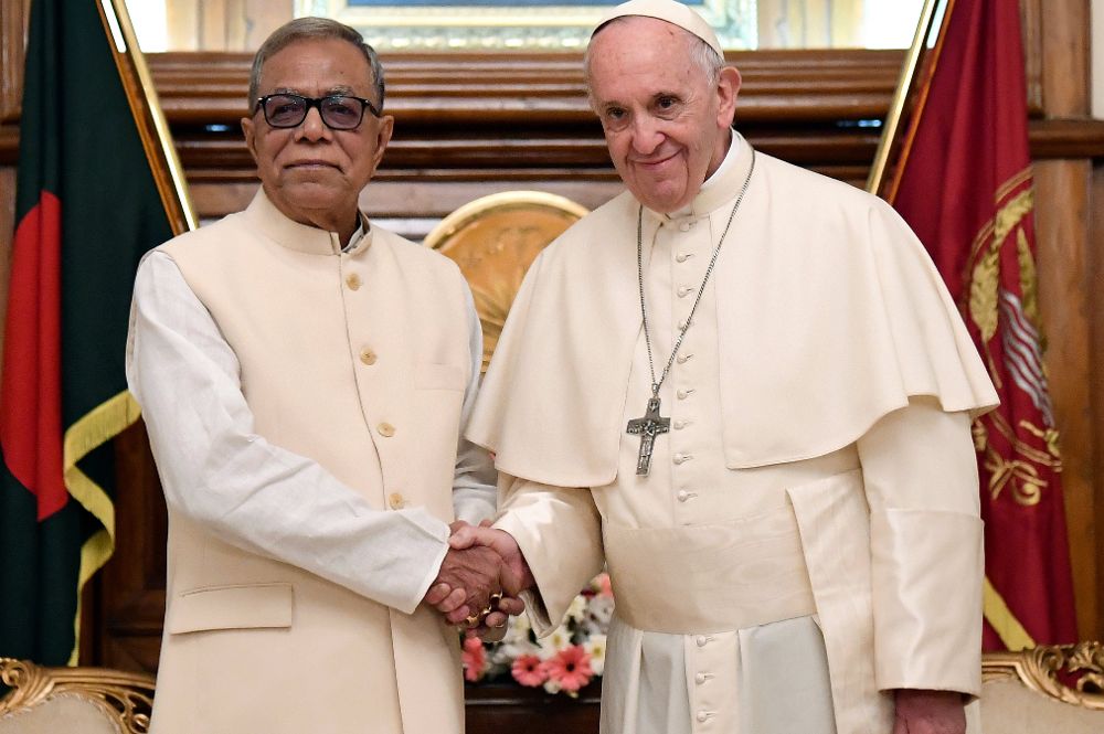 El presidente de Bangladesh, Abdul Hamid (izq), recibe al papa Francisco.
