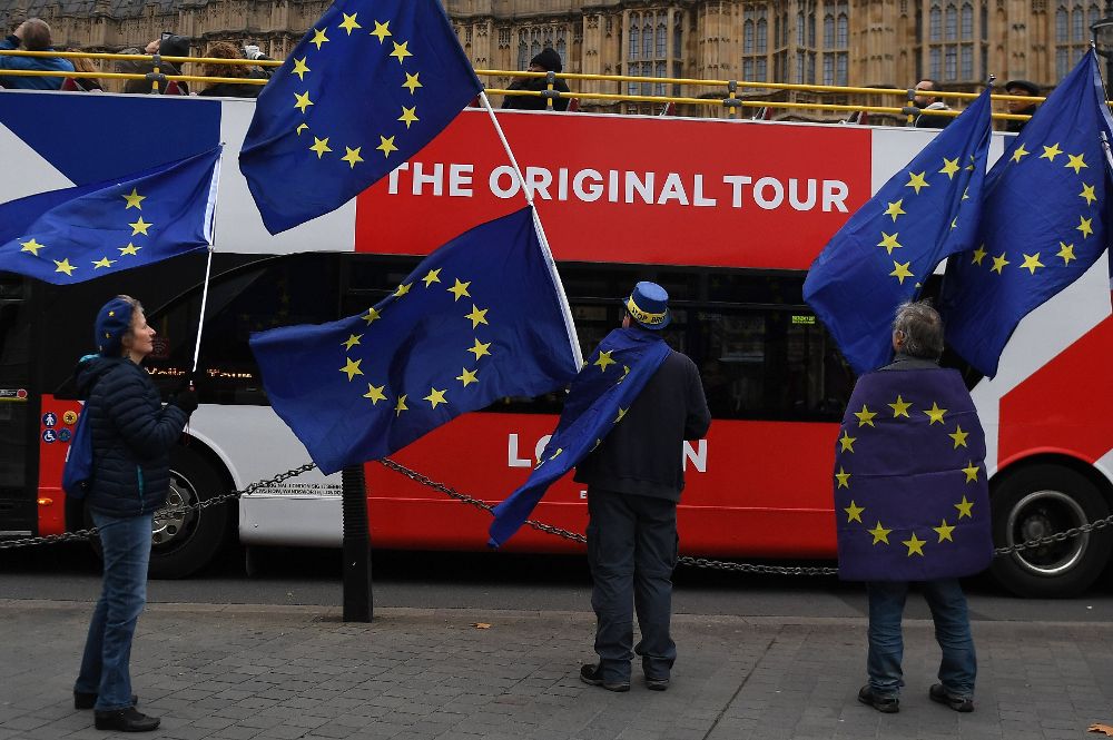 Varias personas participan en una protesta proeuropea junto al Parlamento del Reino Unido en Londres, el pasado 21 de noviembre.