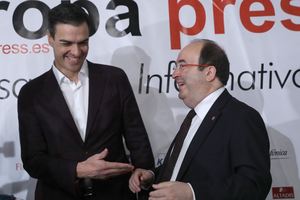 Miquel Iceta (d), es el ideólogo de la propuesta y Pedro Sánchez la aprueba.