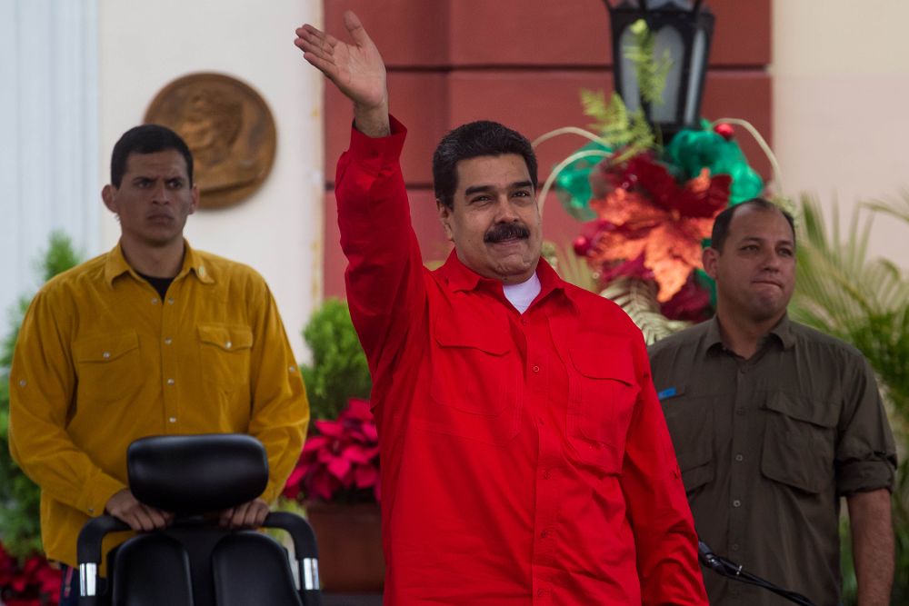 El presidentes Maduro (c).