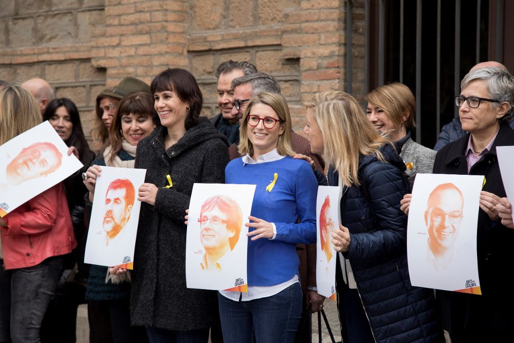 La directora de campaña de Junts per Catalunya, Elsa Artadi (c), junto a varias de sus compañeras, durante la presentación de la candidatura que encabezan el expresidente de la Generalitat, Carles Puigdemont, y el presidente de la ANC, Jordi Sánchez.