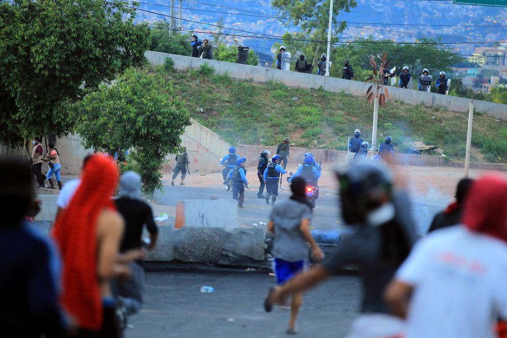 Manifestantes se enfrentan con la policía en Tegucigalpa.