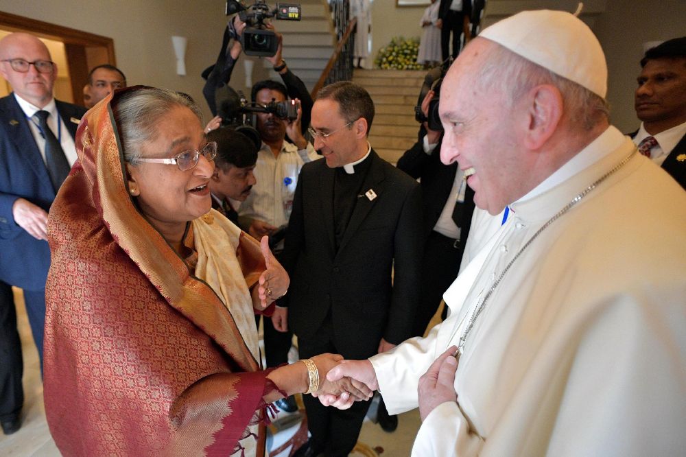 El papa Francisco estrecha la mano a la primera ministra de Bangladesh, Sheikh Hasina.