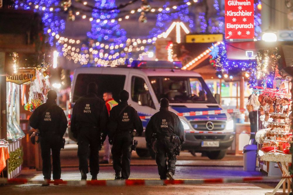 Varios policías trabajan en las inmediaciones del mercado navideño de Postdam.