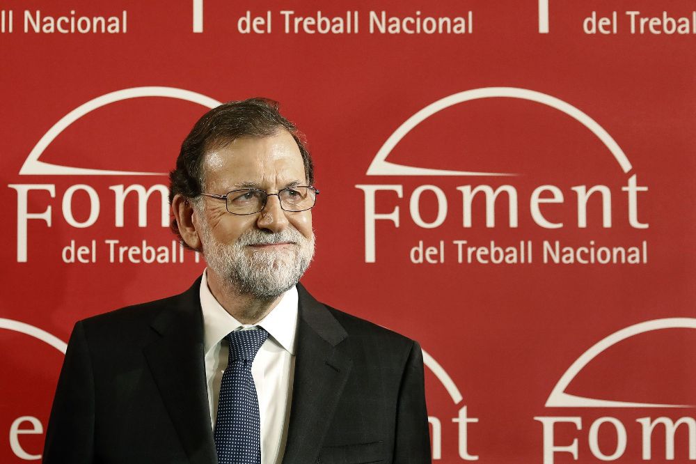El presidente del Gobierno, Mariano Rajoy, posa para los medios gráficos momentos antes de presidir esta noche en Barcelona la entrega de las Medallas de Honor y de los premios Carles Ferrer Salat, que concede la Patronal Foment del Treball.