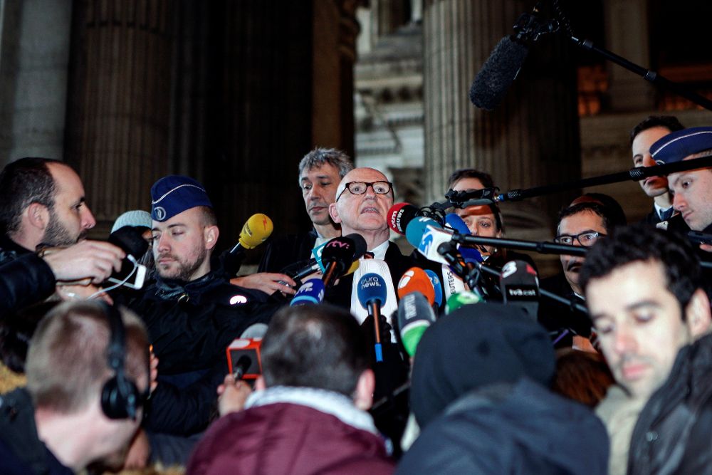 Paul Bekaert (c), uno de los abogados de Puigdemont, se dirige a los medios tras la segunda comparecencia de su cliente ante la Justicia belga, en Bruselas.