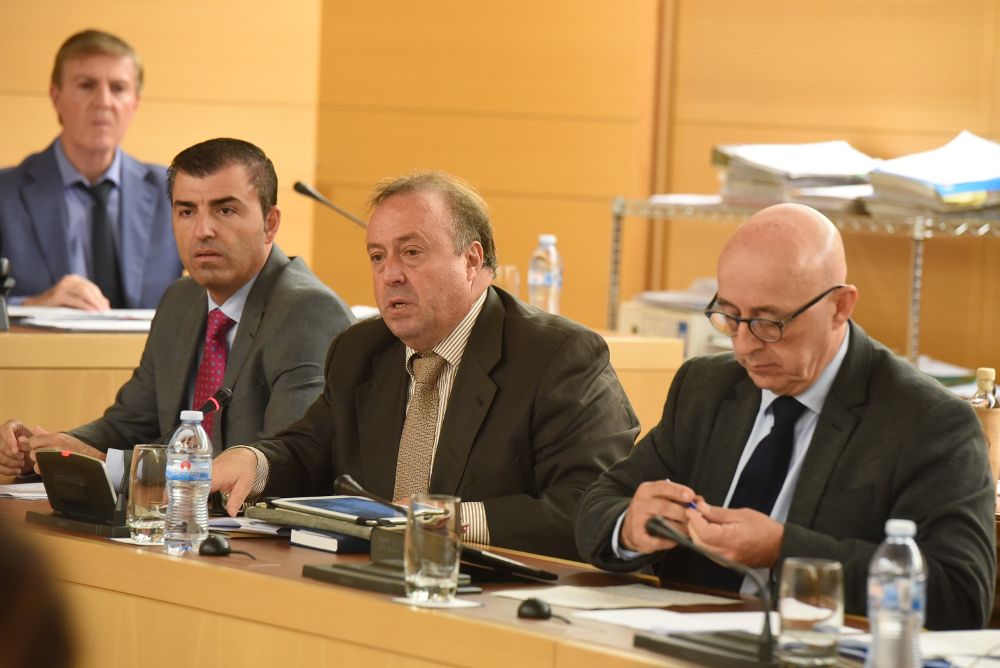 Manuel Domínguez (i), Sebastián Ledesma y Pedro Suárez, del PP, en la sesión de hoy.