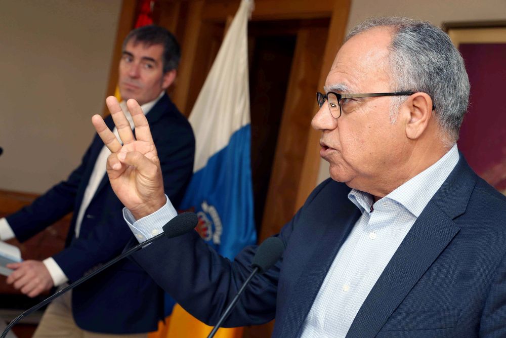 El presidente del Gobierno de Canarias, Fernando Clavijo (i), y el portavoz del Grupo Mixto, Casimiro Curbelo (2i), informaron hoy en rueda de prensa sobre las enmiendas al proyecto de presupuestos de la comunidad autónoma que han pactado sus dos partidos.