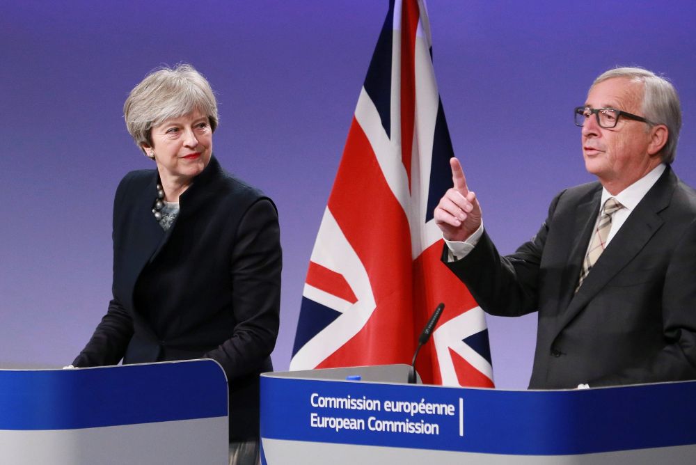 La primera ministra británica, Theresa May, y el presidente de la Comisión Europea, Jean Claude Juncker, ofrecen una rueda de prensa conjunta tras su reunión en la Comisión Europea.