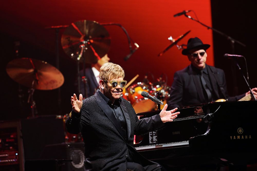 El cantante, compositor y pianista británico Elton John, durante el concierto que ofreció ayer en el Palau Sant Jordi de Barcelona.