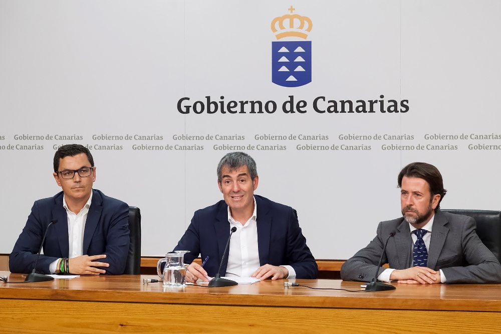El presidente del Gobierno de Canarias, Fernando Clavijo (c), el vicepresidente del Ejecutivo canario, Pablo Rodríguez (i) y el presidente del Cabildo de Tenerife, Carlos Alonso, ofrecieron hoy una rueda de prensa.
