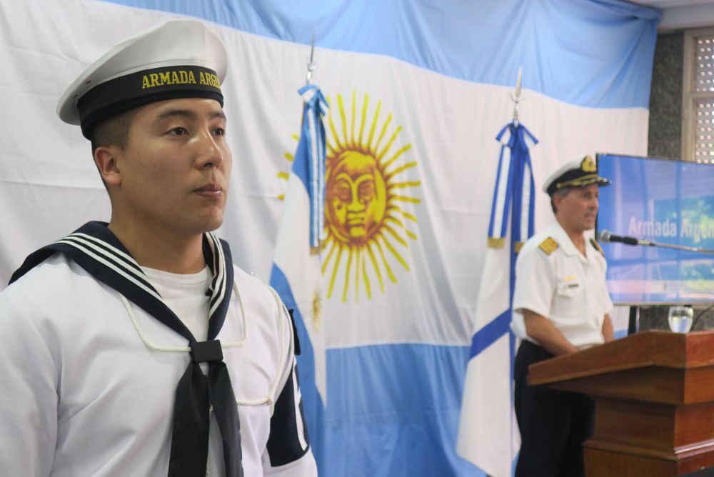 El capitán de navío Enrique Balbi (d) habla hoy, lunes, durante una rueda de prensa en Buenos Aires, para dar parte de las últimas actualizaciones en la búsqueda del submarino.