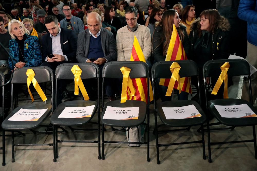 Las sillas vacias dedicadas a los ausentes en Bélgica y el encarcelado Jordi Sánchez, durante el acto electoral de inicio de campaña que la formación Junts per Catalunya ha celebrado esta noche en el edificio Imagina de Barcelona,