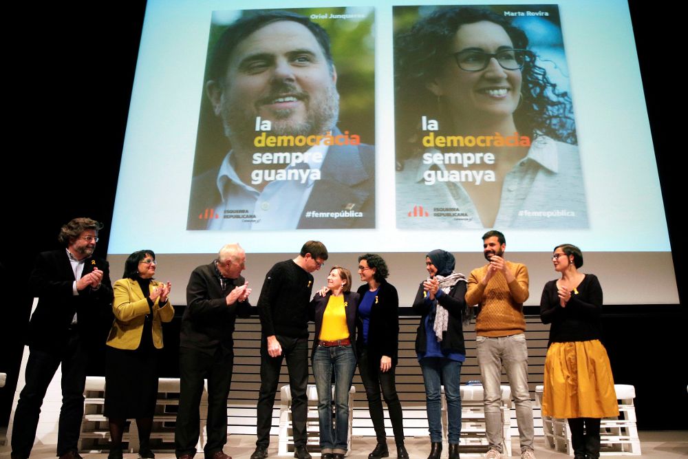 El exconseller Carles Mundó (4i), liberado bajo fianza esta tarde, junto a la presidenta del Parlament, Carme Forcadell y la secretaria general de ERC y candidata, Marta Rovira entre otros, durante el acto de inicio de campaña.