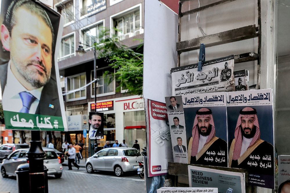 Vista de un cartel electoral del primer ministro libanés, Saad Hariri (i).