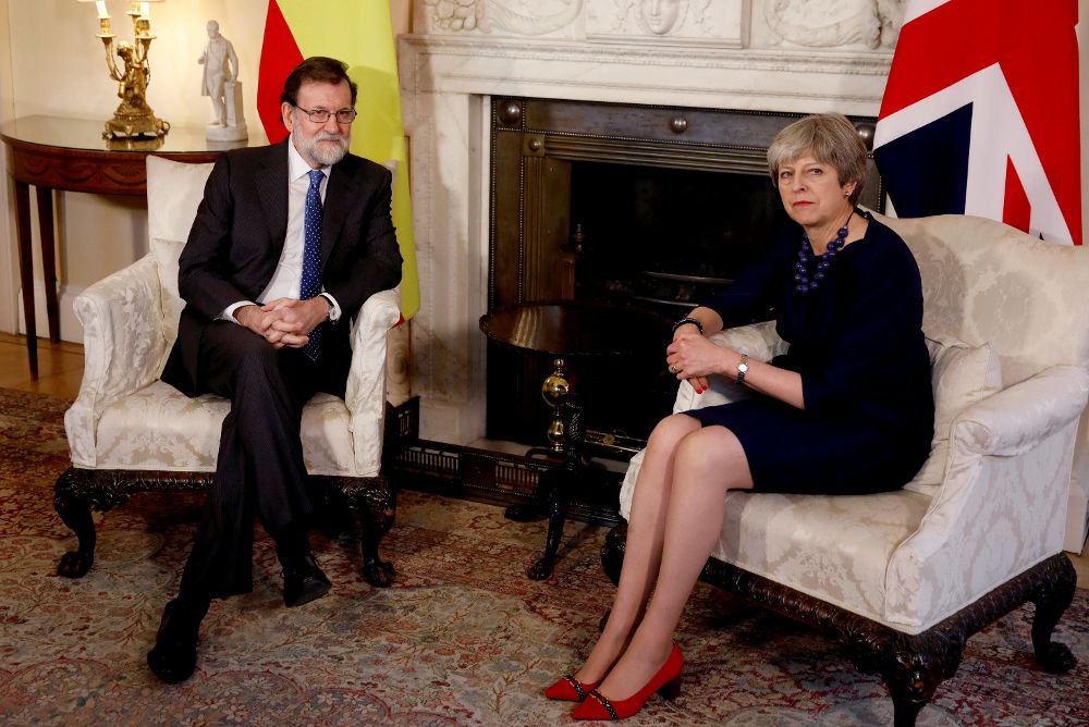 Mariano Rajoy, durante la entrevista que mantuvo hoy con la primera ministra británica, Theresa May, en su residencia de Londres.