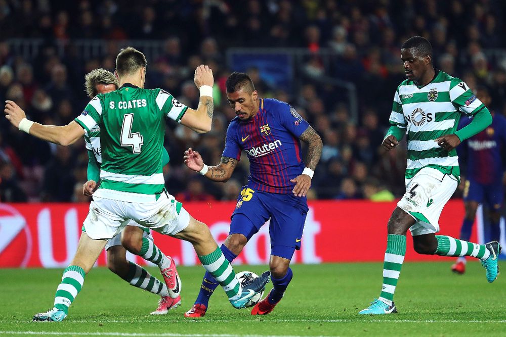 El centrocampista brasileño del FC Barcelona José Paulo Bezerra "Pulinho" intenta llevarse el balón ante el defensa uruguayo del Sporting de Lisboa Sebastián Coates.