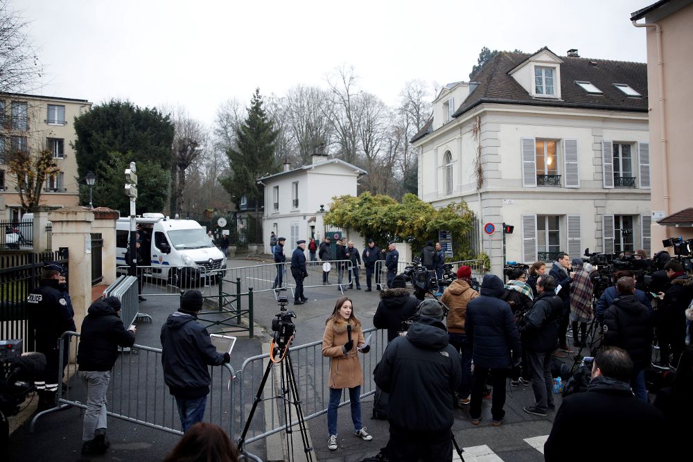 Amplio despliegue policial y de medios de comunicación en los alrededores de la vivienda del cantante francés Johnny Hallyday.