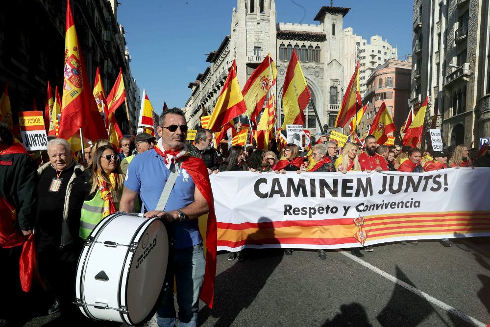 Unas 12.000 personas, según la Guardia Urbana, se han manifestado hoy en el centro de Barcelona convocadas por la entidad Espanya i Catalans, para defender la unidad de España y la Constitución .