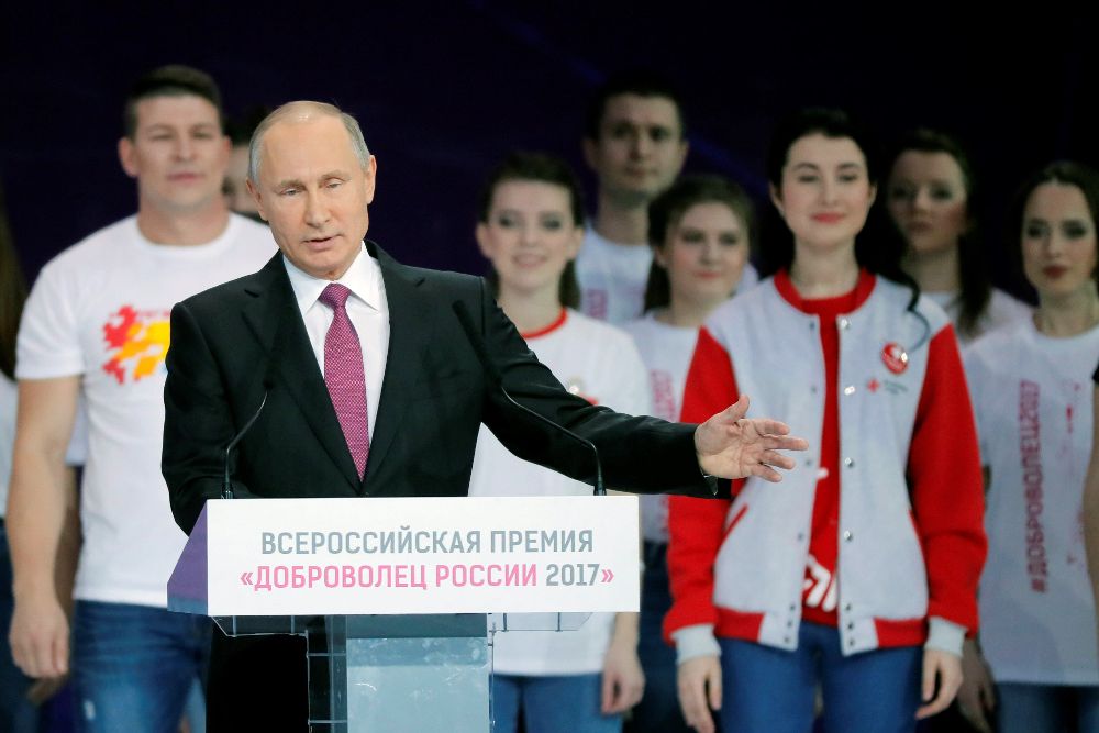 El presidente ruso, Vladímir Putin, da un discurso durante su participación en un foro de voluntarios, en Moscú, hoy, día 6.
