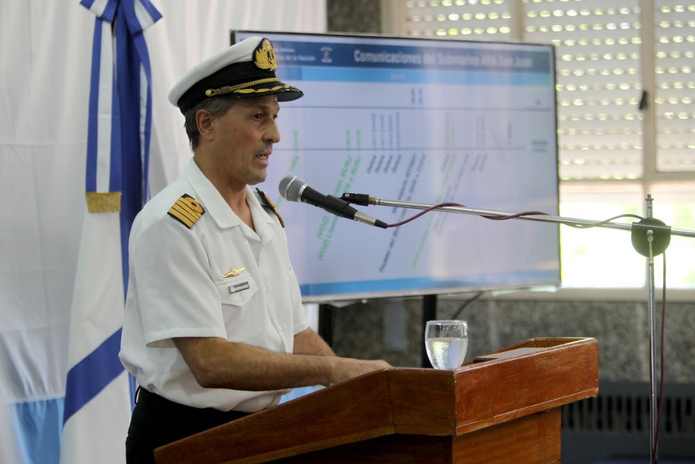 El portavoz de la Armada argentina, Enrique Balbi, durante una rueda de prensa donde negó que el submarino desaparecido realizara varias llamadas de emergencia.