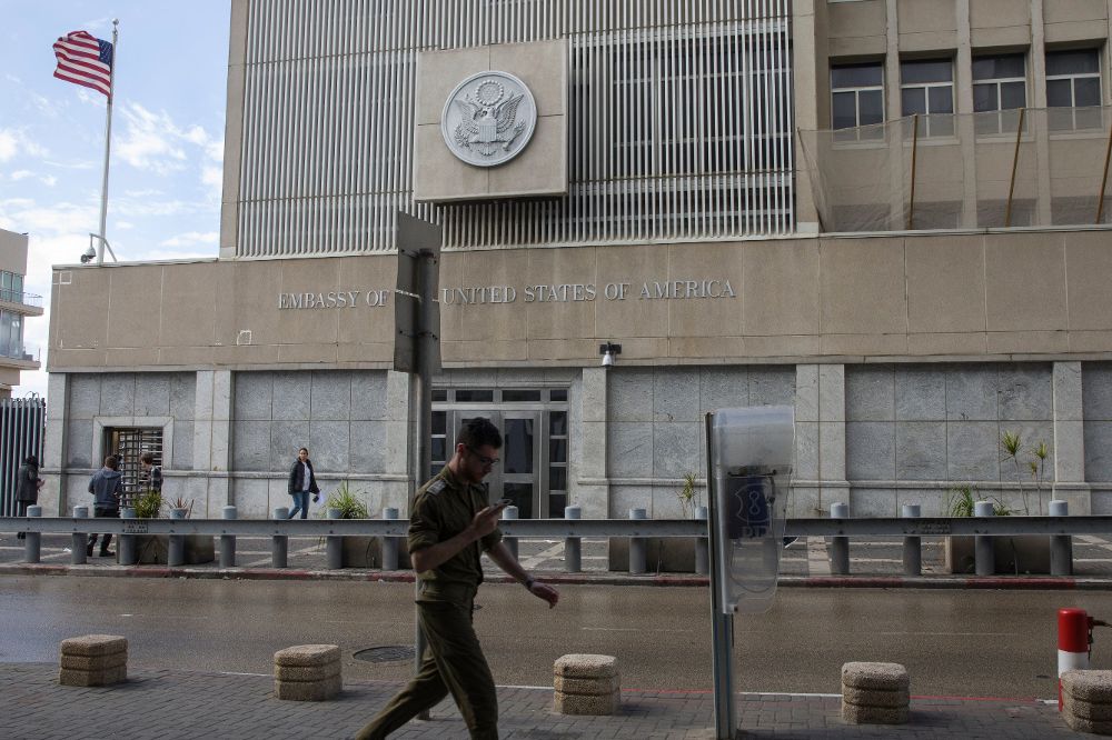 Un soldado israelí pasa por delante de la Embajada de Estados Unidos en Tel Aviv (Israel) hoy, 6 de diciembre.