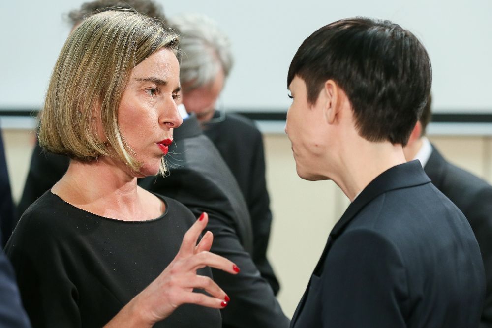 La alta representante de la UE para la Política Exterior, Federica Mogherini (i), durante un encuentro de ministros de Exteriores de la OTAN.