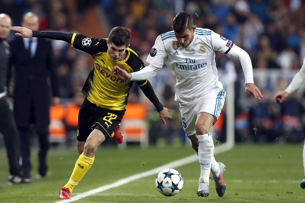 El defensa francés del Real Madrid Theo Hernández (d) pelea un balón con el centrocampista estadounidense del Borussia Dortmund, Christian Pulisic.