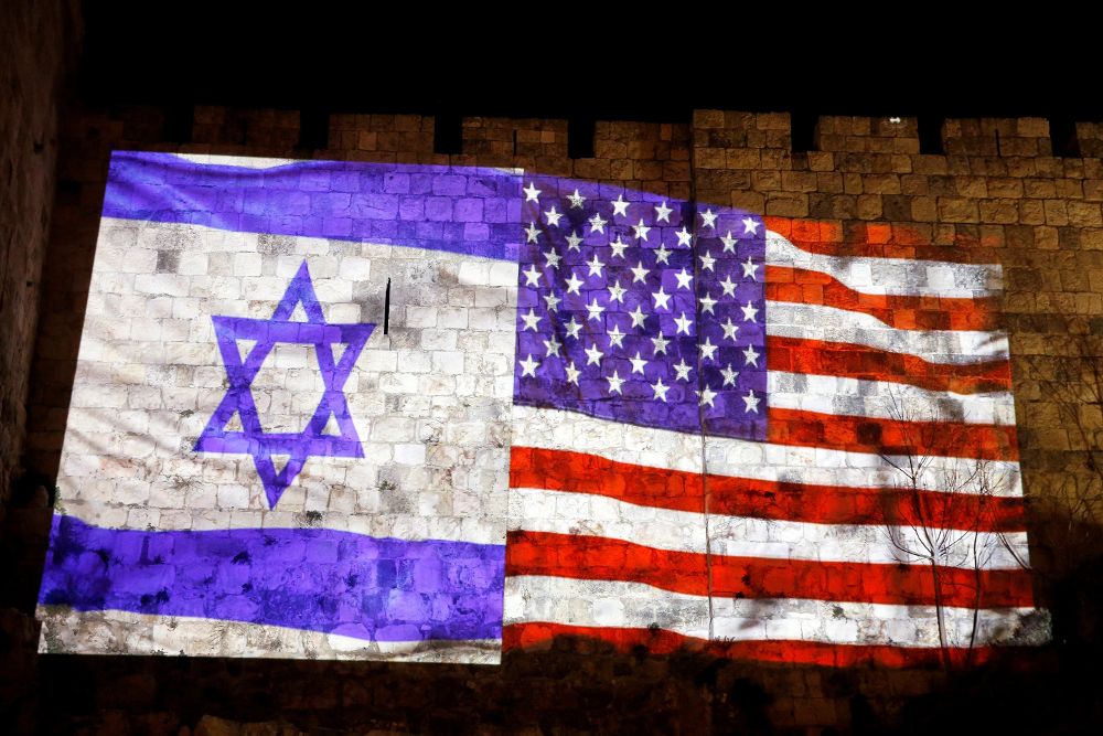 Las banderas de EE.UU. y de Israel son proyectadas en el muro de la ciudad de Jerusalén, el 6 de diciembre del 2017.