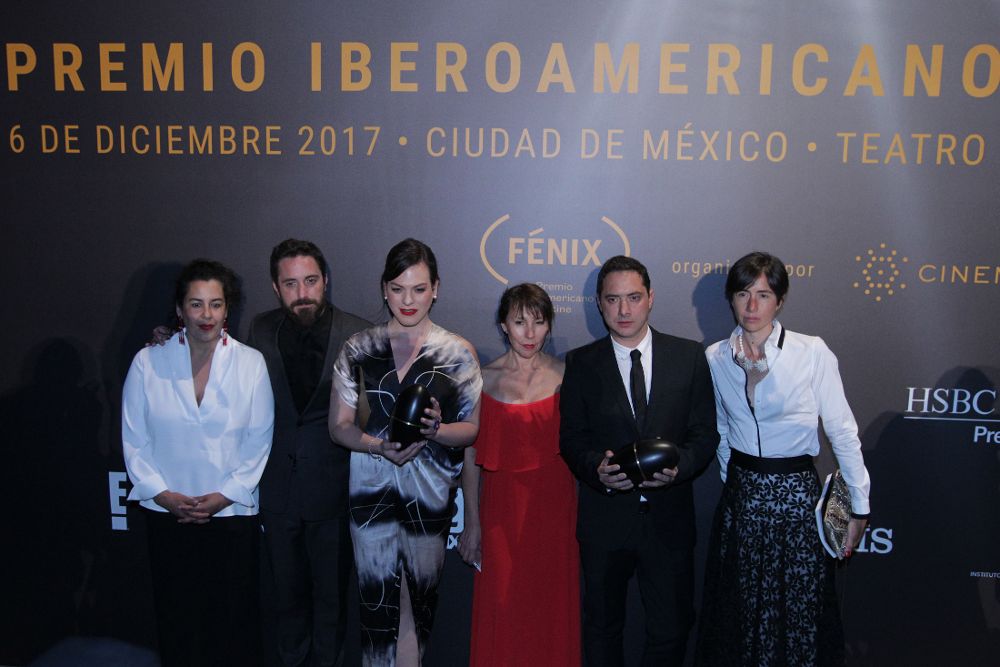 El elenco de la película "Una mujer fantástica" posa para una foto con los premios.