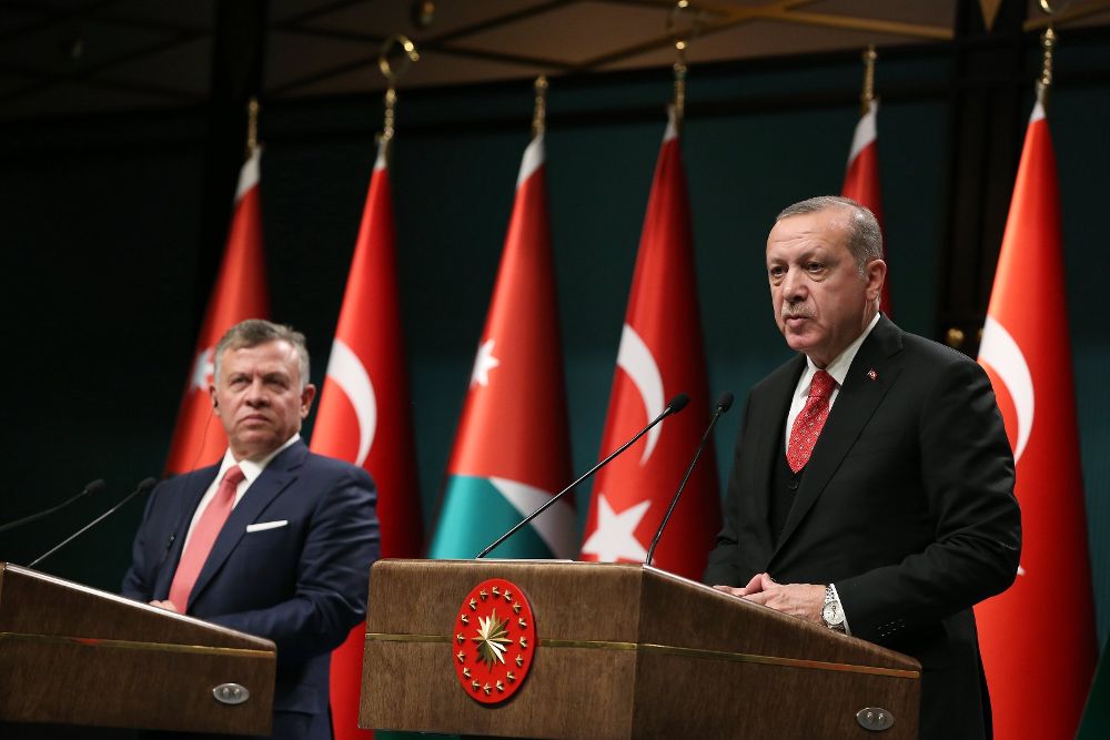 Recep Tayyip Erdogan (d), y el rey Abdalá II de Jordania.