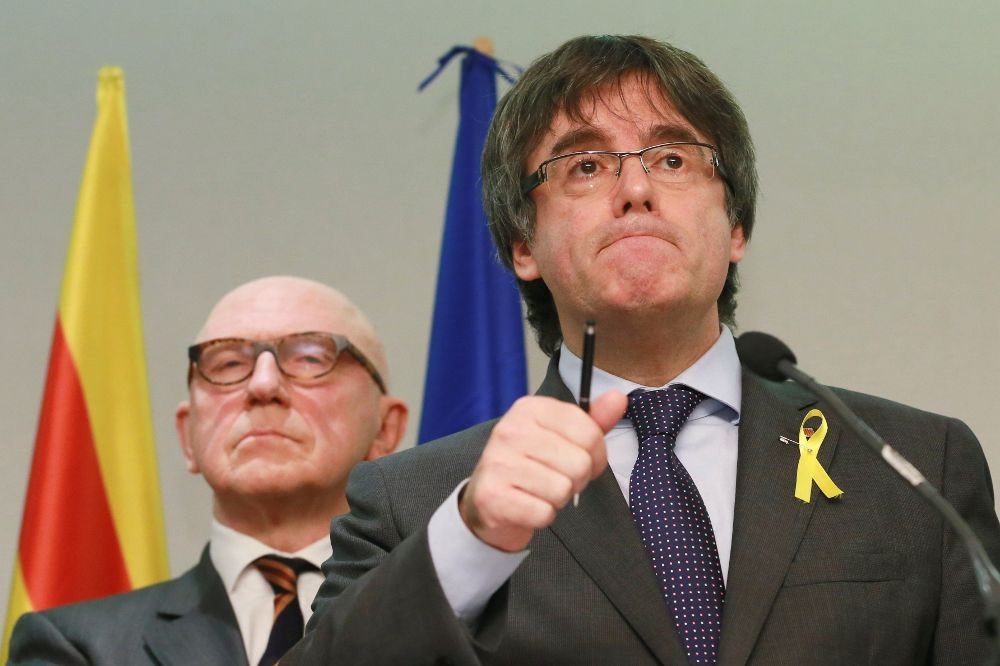 El expresidente de la Generalitat Carles Puigdemont (d), junto a su abogado Paul Bekaert.