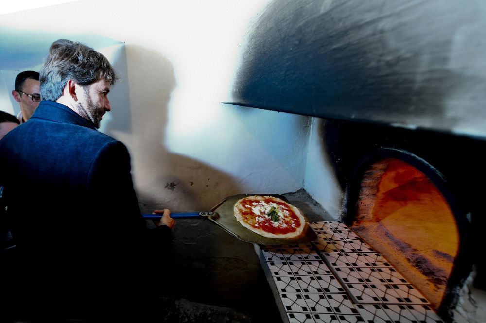 El ministro de Cultura de Italia, Dario Franceschini, visita el primer horno de piedra donde se cocinó una pizza margarita, en Giardino Torre del Bosco de Capodimonte, Nápoles, Italia, el 6 de diciembre del 2017.