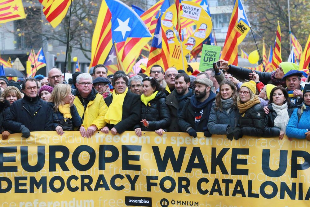 El expresidente de la Generalitat Carles Puigdemont (4i), la secretaria general de ERC, Marta Rovira (5i), y el expresidente de la generalitat Artur Mas (i) asisten a la manifestación independentista.