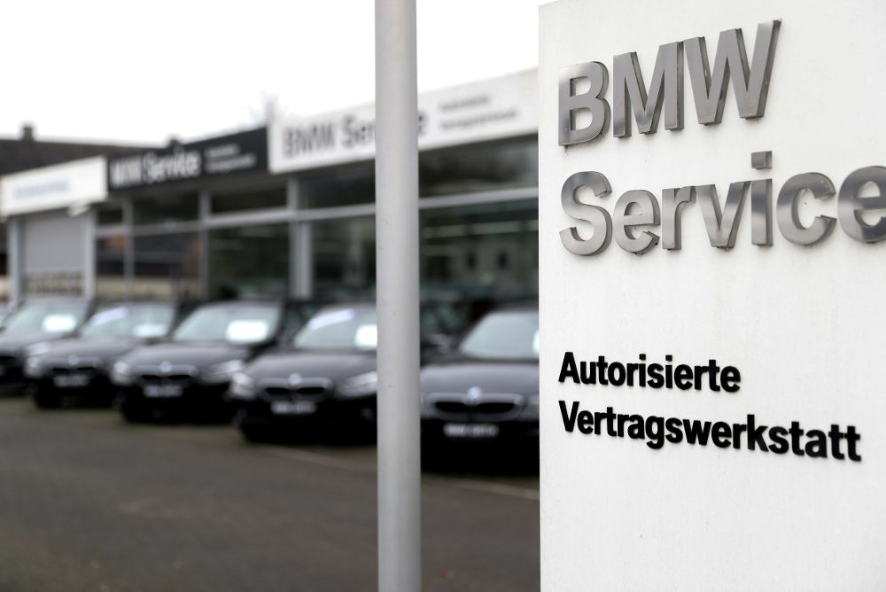 Vista de varios coches usados aparcados en un centro de asistencia de BMW en Trier (Alemania).