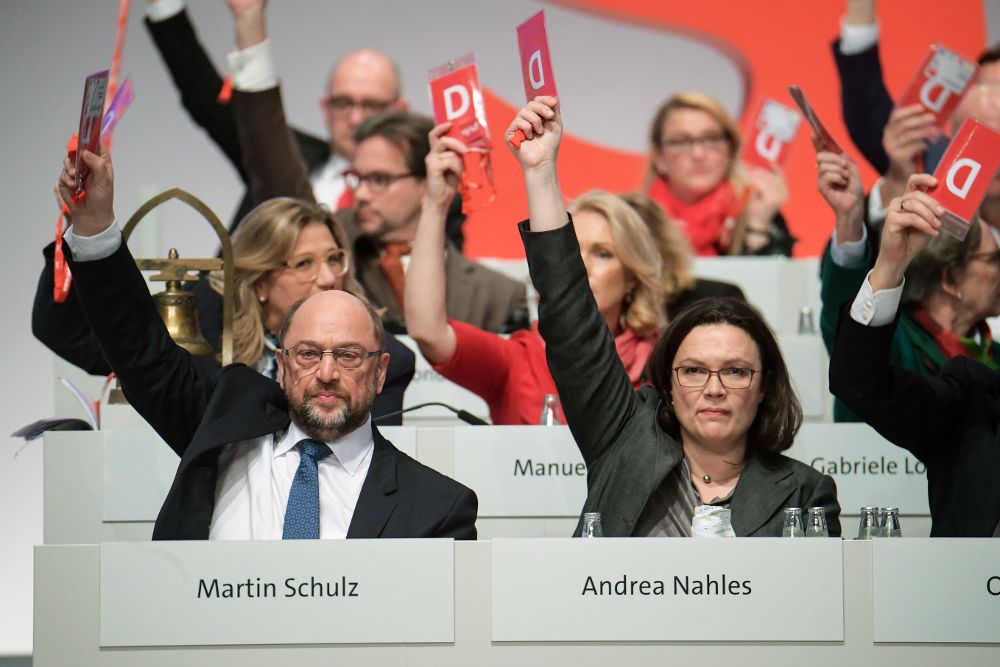 El líder de los socialdemócratas alemanes, Martin Schulz (i), y la líder del partido en el Parlamento, Andrea Nahles, durante el congreso federal del partido en Berlín hoy, día 7.