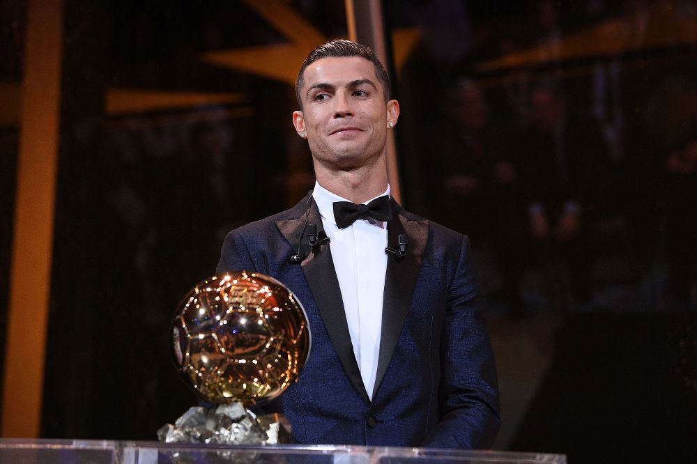Fotografía facilitada por L'Equipe del delantero portugués del Real Madrid Cristiano Ronaldo posando con el Balón de Oro durante la ceremonia de entrega del trofeo en París.