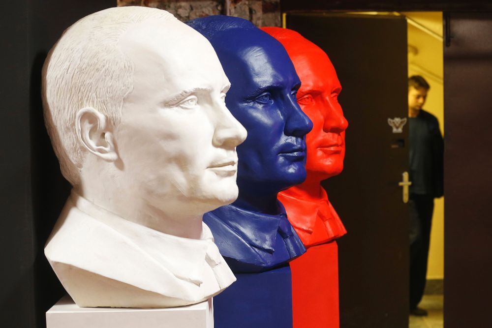 Tres bustos del presidente ruso, Vladímir Putin, forman parte de la exposición SUPERPUTIN en el Museo de Arte Ultramoderno de Moscú.