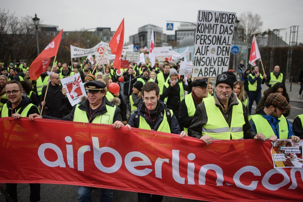 Antiguos empleados de la línea aerea Air Berlin protestan frente a la Cancillería Federal en Berlín (Alemania).