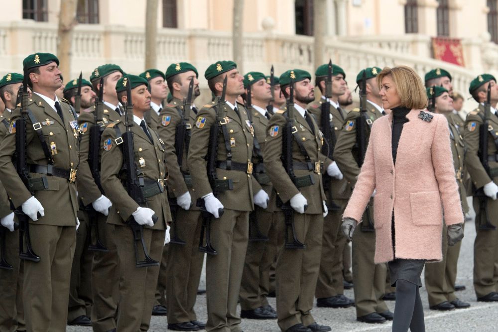 La ministra de Defensa, María Dolores de Cospedal, preside los actos de celebración de la Inmaculada Concepción, patrona del Arma de Infantería, en el cuartel del Bruc de Barcelona.