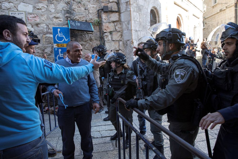 Varios palestinos discuten con policías fronterizos iraelíes en el casco viejo de Jerusalén, tras las oraciones musulmanas de los viernes en la mezquita de Al Aqsa.