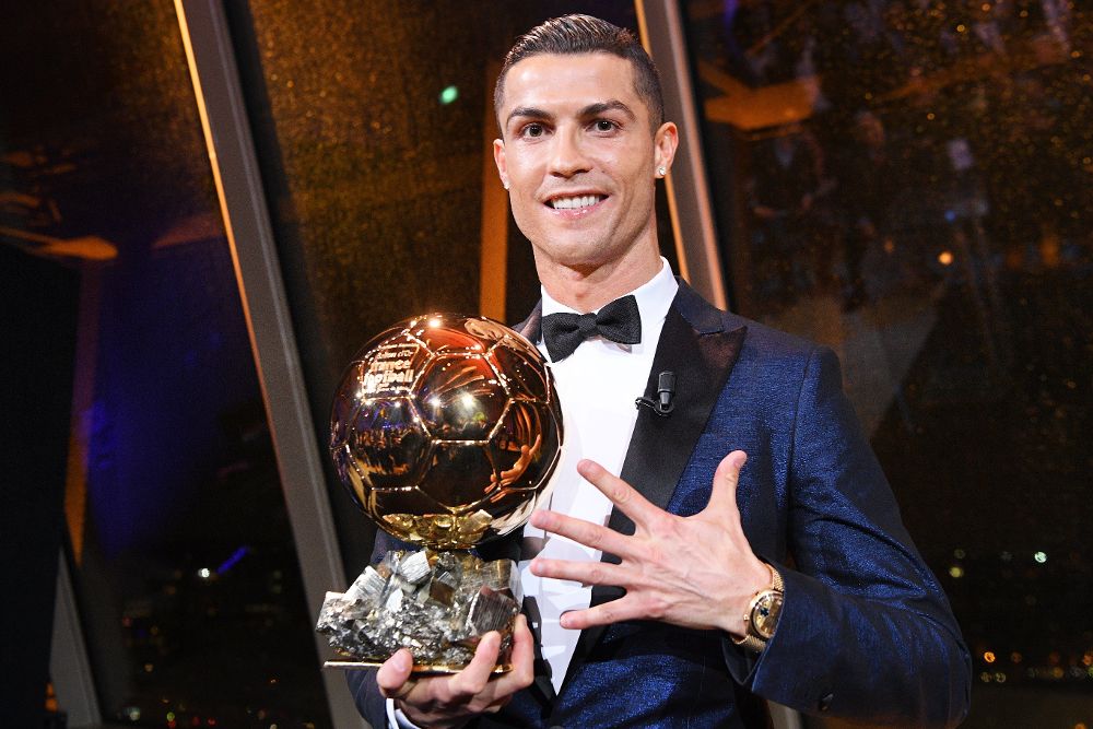 El futbolista del Real Madrid posa con el Balón de Oro durante la ceremonia de entrega del trofeo en París.