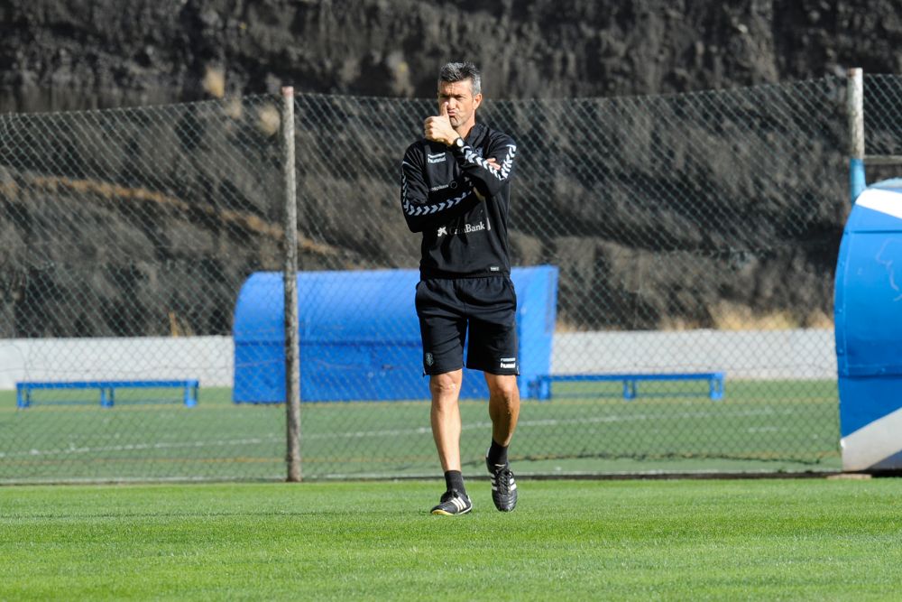 José Luis Martí dirigiendo un entrenamiento en el campo del Mundialito.