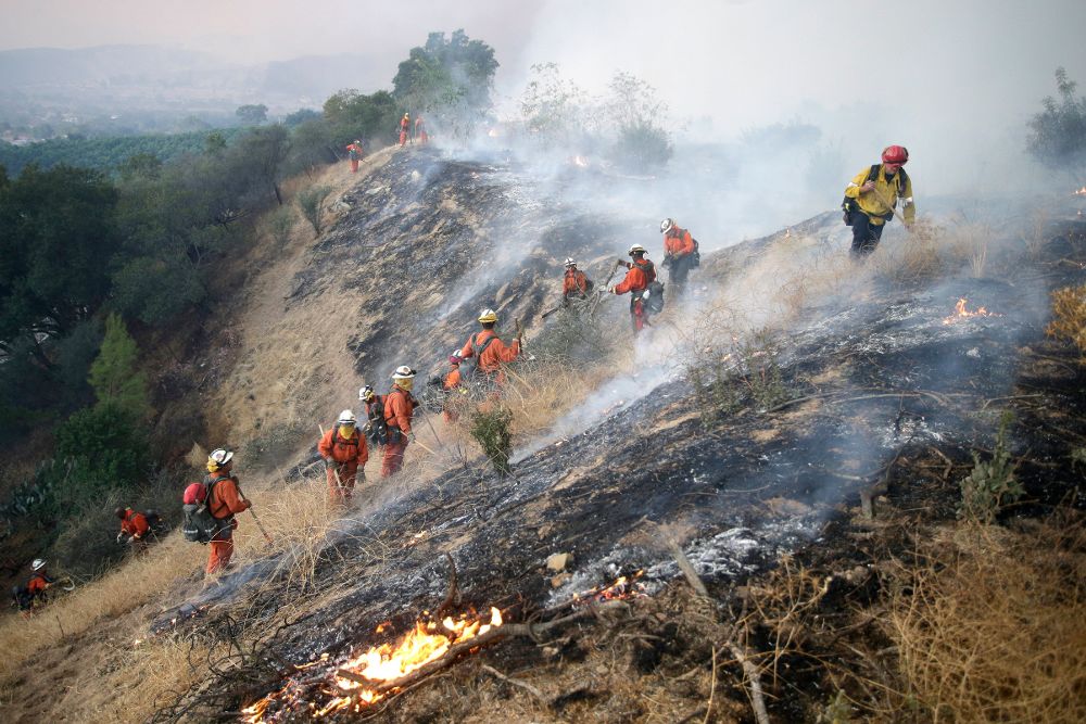 Reclusos bomberos combaten uno de los numerosos incendios en Ojai, en el sureste de California.