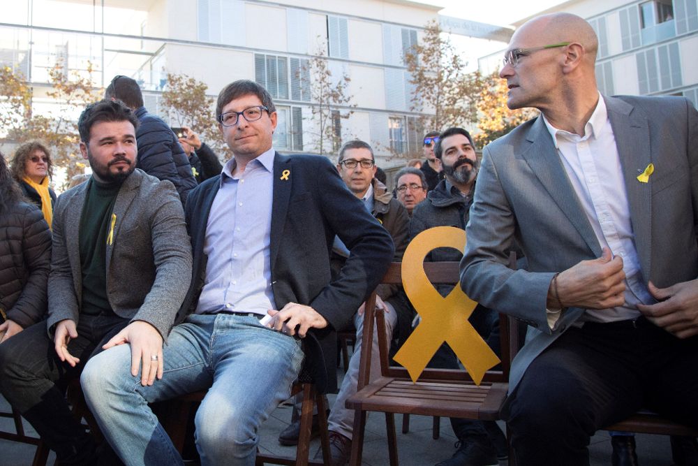 Raül Romeva (d) y Carles Mundó (c), número tres y número cinco, respectivamente, por las listas de Barcelona, junto al portavoz adjunto del partido en el Congreso, Gabriel Rufián, durante el acto de campaña celebrado hoy en Vilanova i la Geltrú.