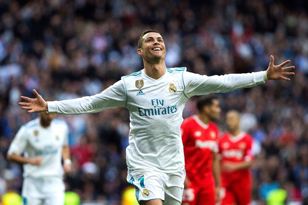 El delantero portugués del Real Madrid Cristiano Ronaldo celebra con su segundo gol marcado ante el Sevilla.