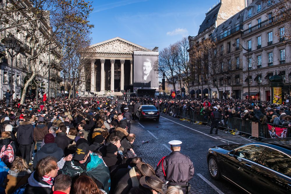 Los franceses esperan por fuera de la iglesia de La Madeleine durante el funeral.